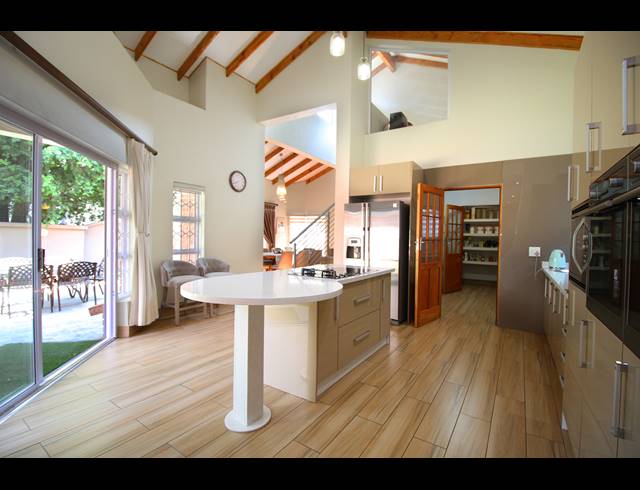 5 BEDROOM HOUSE FOR SALE IN HOUGHTON ESTATE
